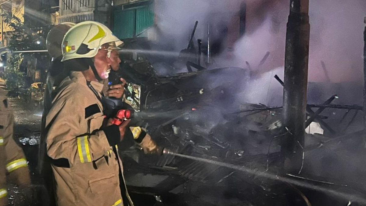 Duren Sawit Iron Rak Shop爆炸,1名员工被烧毁