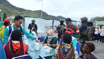 Due To The Pilkada Conflict In Puncak Jaya, The TNI Provides Treatment For Refugees