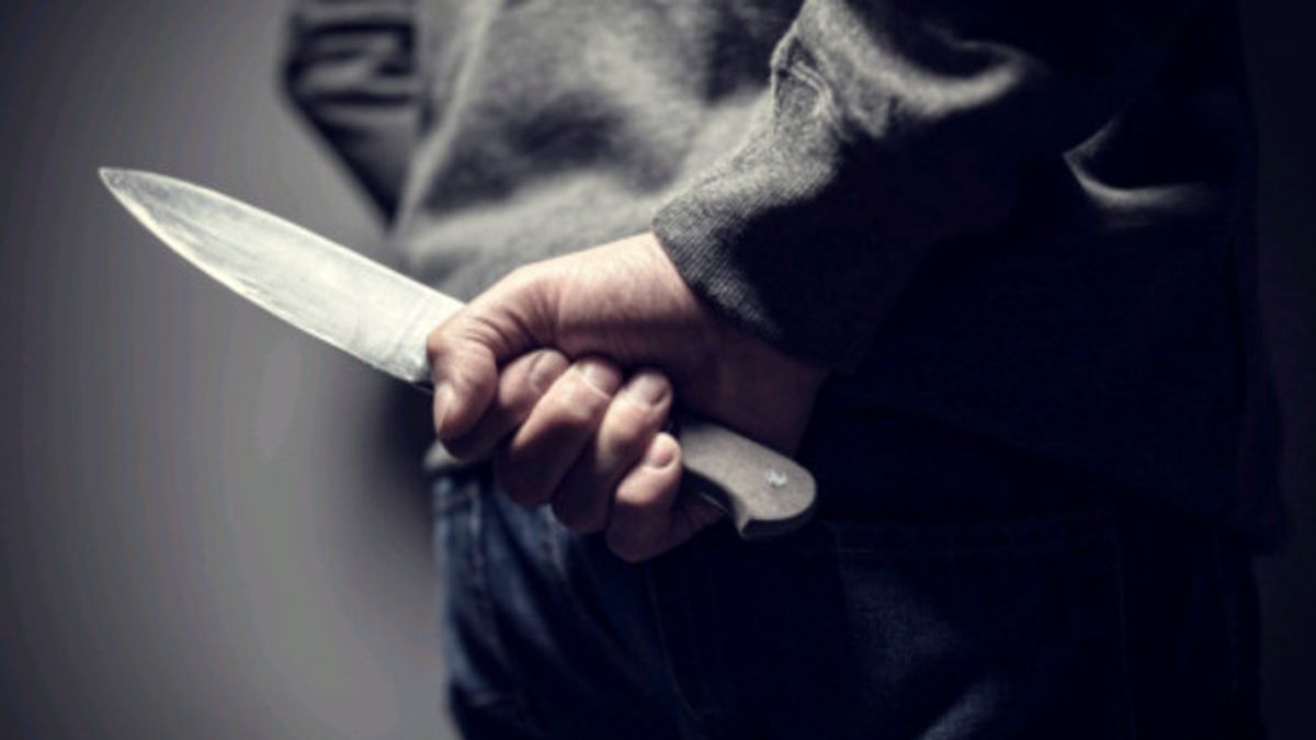 سائق باجيرو الفيروسي يهدد مستخدمي الطريق بالسكاكين في كيلابا جادينغ