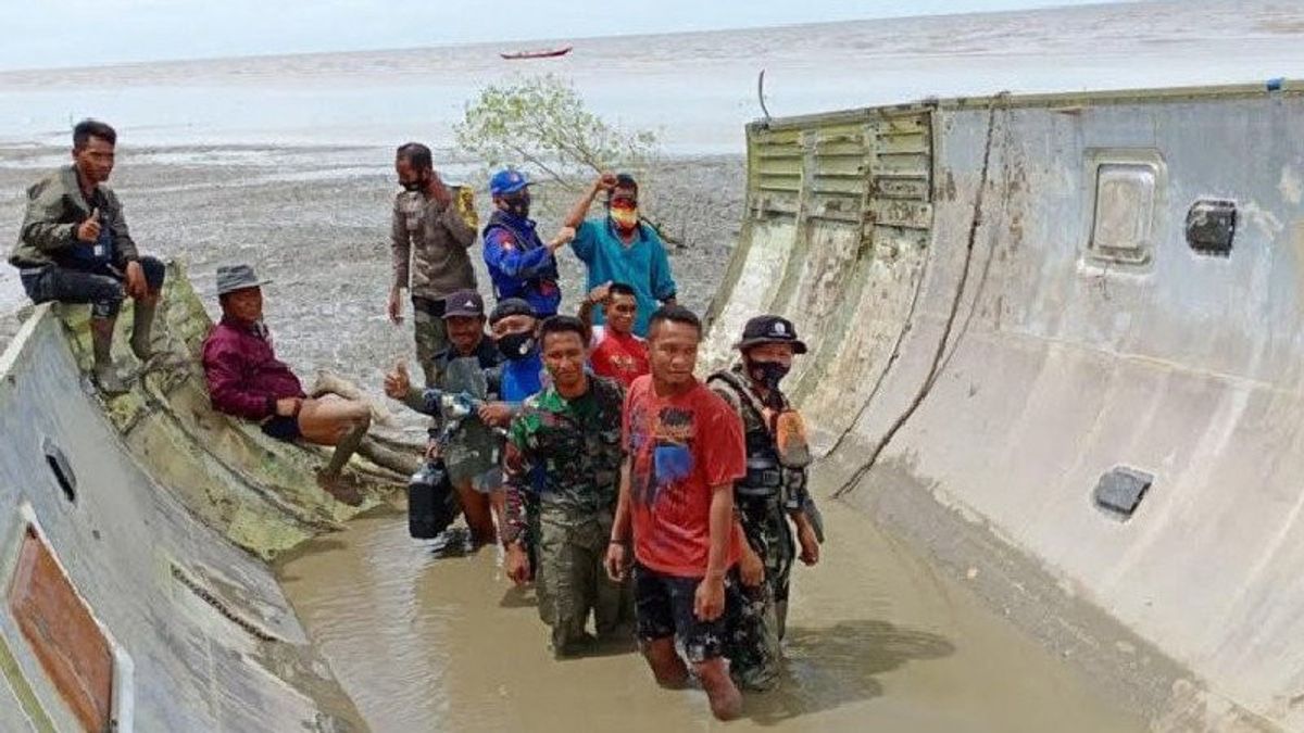 Polda Kalteng Selidiki Serpihan Bangkai Pesawat di Perairan Kumai yang Ditemukan Pemancing