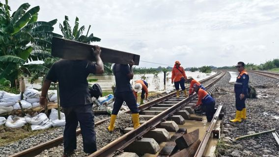 Semarang-Surabaya Flood Train Crossing, South Cross Road Diverted