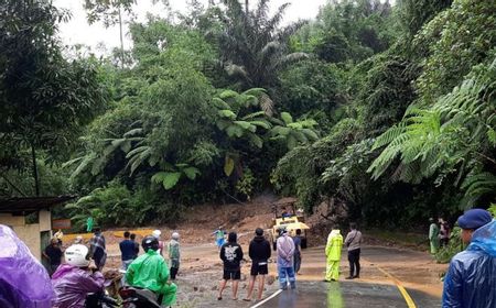 Longsor di Ruas Jalan Sumbar-Riau Timpa Seorang Pemotor dan 1 Rumah