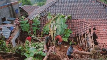洪水とロングソールがカリャムクティ・チャンジュール村で同時に発生、3棟の重傷家屋、精神的犠牲者なし