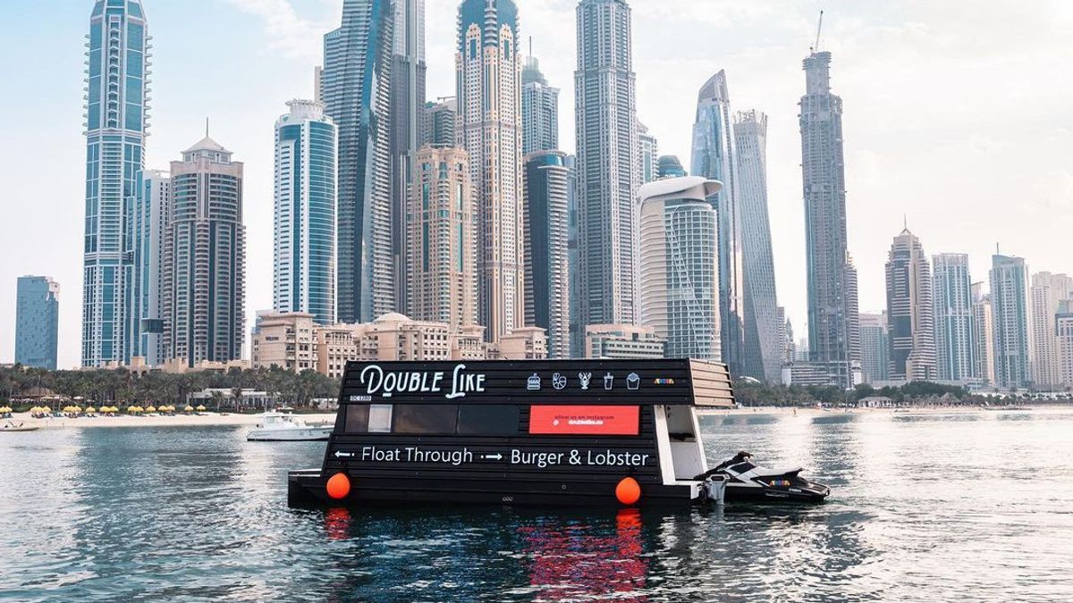 Restoran Ini Buka Layanan Pengiriman Lepas Pantai Pakai Jet Ski, Bisa Pesan Burger Iga hingga Milkshake