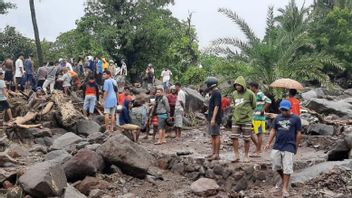 L’Agence Nationale De Gestion Des Catastrophes A Transporté Des Hélicoptères Dans Les Zones Inondables De L’est De Nusa Tenggara Pour La Distribution D’aide Au Personnel Médical De Transport