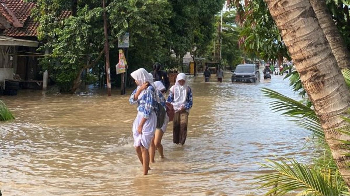 فيضان ريندام 7 مناطق فرعية في سيريبون كاباي 2 متر ، BPBD فعلت الإخلاء