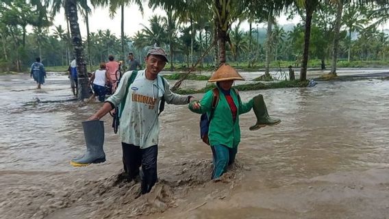 Banjir Lahar Dingin Gunung Semeru Jebolkan Tanggul 150 Meter di Lumajang