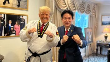 Resmi Sandang Dan-9 Sabuk Hitam Taekwondo, Donald Trump Sejajar dengan Presiden Rusia Vladimir Putin