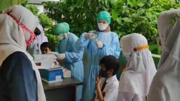 SDN Cipinang Muara 01学生接受PCR测试，Kepsek：如果传播率低于5%，学校将关闭7天 