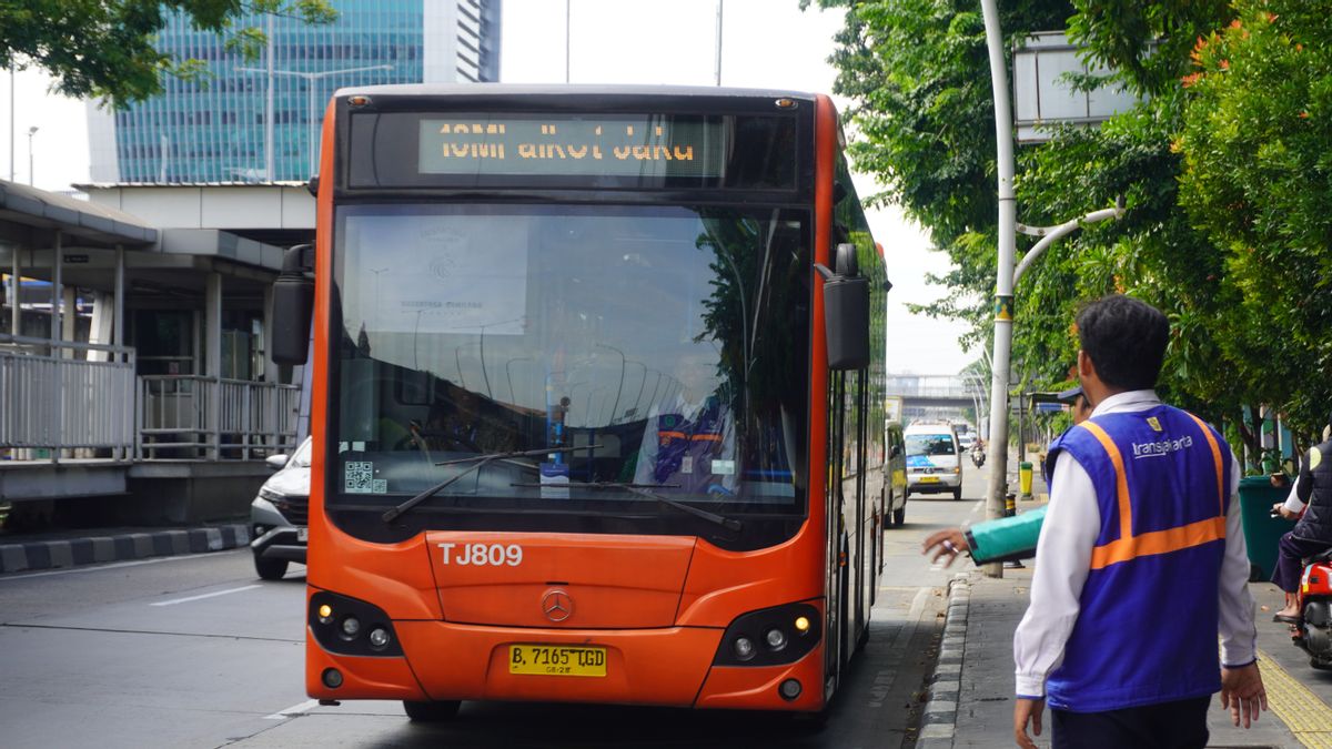 ترانسجاكرتا تدير حافلة على طريق بولو جادونغ - والي كوتا جاكوت من اليوم
