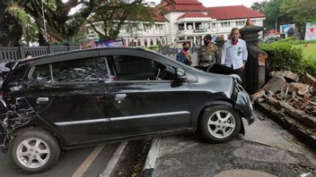 Ayla's Car Hits The Wall Of The Malang Monument Round Square