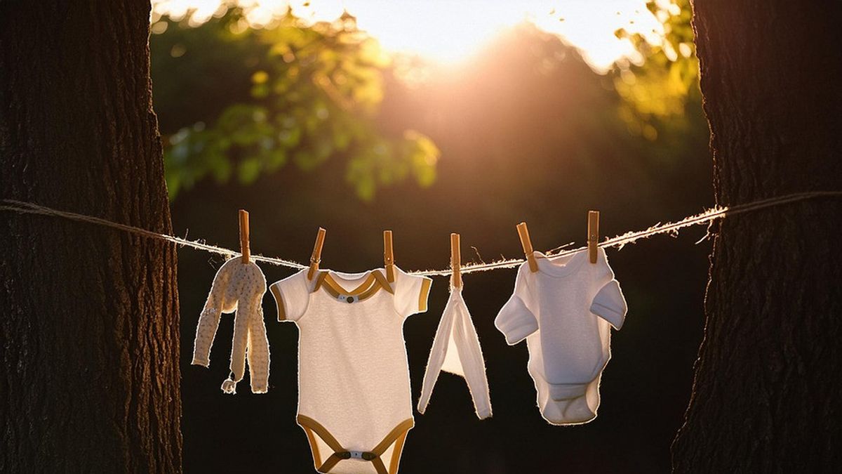 5 Cara Mencuci Pakaian Bayi yang Benar, Cek Panduannya di Sini! 