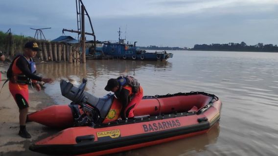 Tim SAR Cari ABK Tenggelam Saat Bersihkan Kapal di Sungai Batanghari