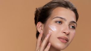 Apakah Sunscreen Bisa Dipakai Malam Hari? Ini Fakta yang Sering Disalahpahami