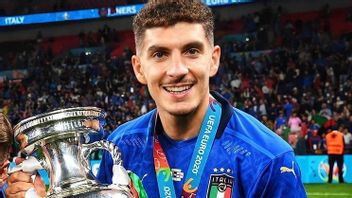 Juara <i>Mah</i> Bebas, Di Lorenzo Rayakan Kemenangan <i>Azzurri</i> di Euro 2020 sambil Merokok