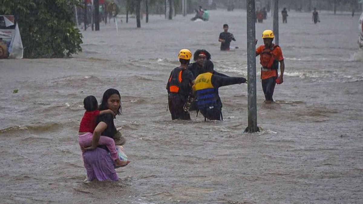الفيضانات في ثلاث مناطق من كالبار تنحسر تدريجيا، وبعض السكان يخلون منازلهم