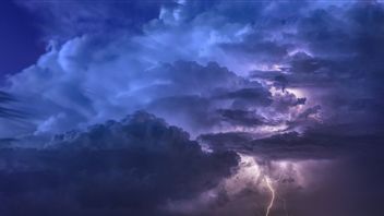 雷の雷はヤブオタベークの空を飾る