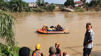 Grand-père, 70 ans, perdue par les inondations à Palembang, Basarnas, fait une recherche