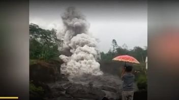 ビデオ:セメル山が噴火すると住民はパニックになる