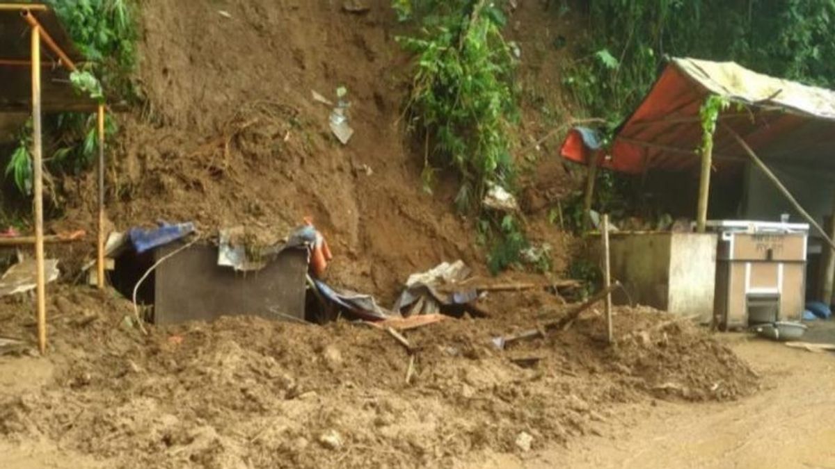 Dua Pedagang Tewas Tertimbun Material Longsor di Curug Cilember Puncak Bogor