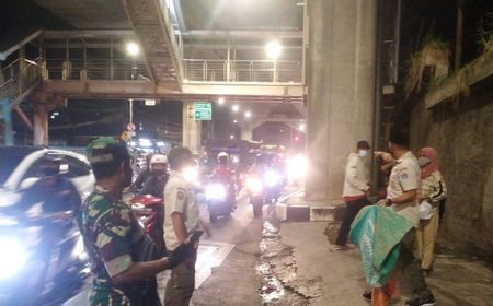 Lagi Asyik Nongkrong Sambil Tiduran, 8 PMKS Terjaring Razia Satpol PP Mampang