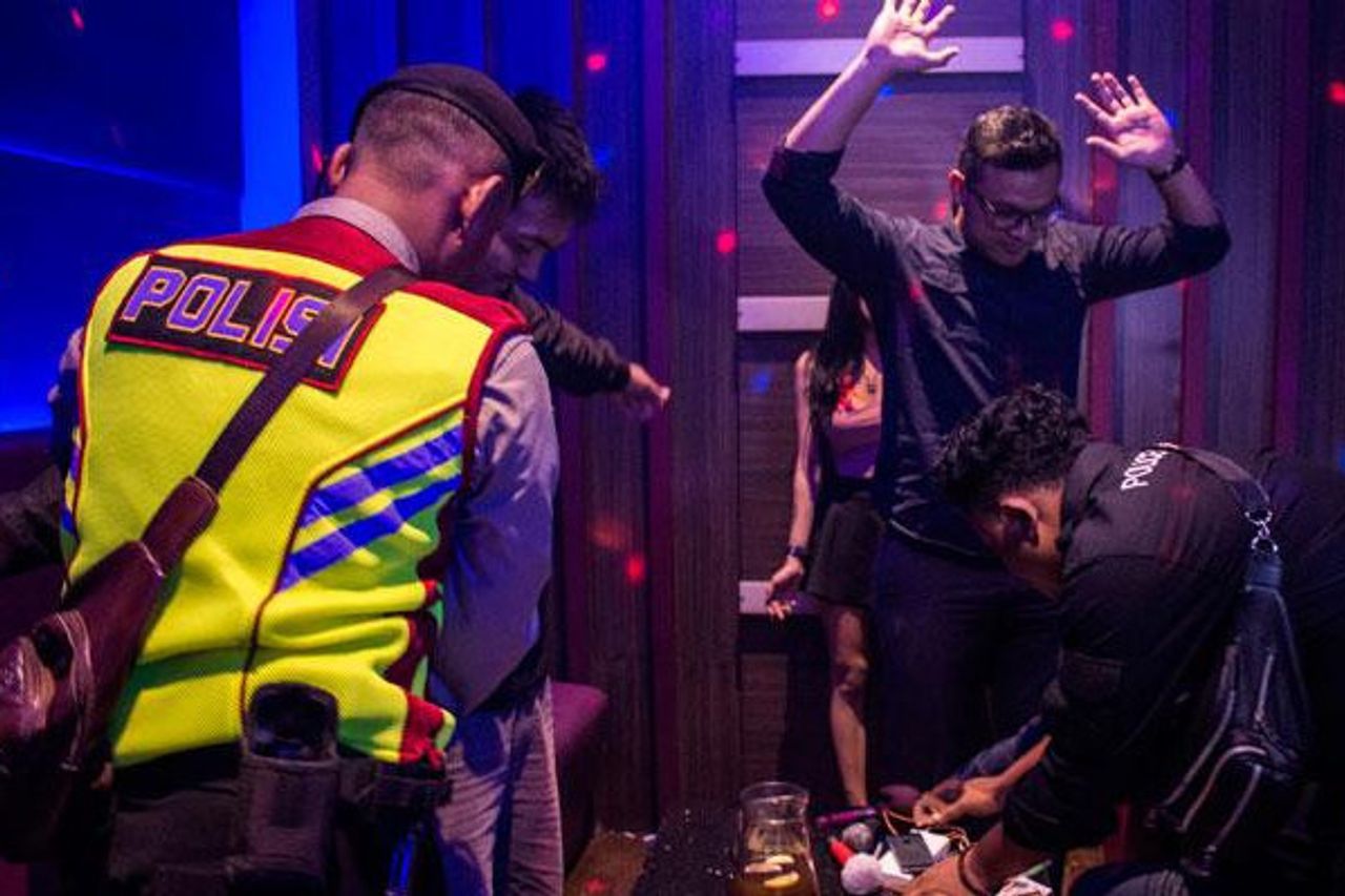 Wホームセノパティカフェの襲撃、犯罪捜査ユニットはトイレにソファで麻薬の過去を見つけました