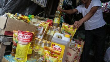 Companies Owned By Conglomerates Martua Sitorus And Bachtiar Karim Supply Tens Of Thousands Of Liters Of Cooking Oil To Eastern Indonesia