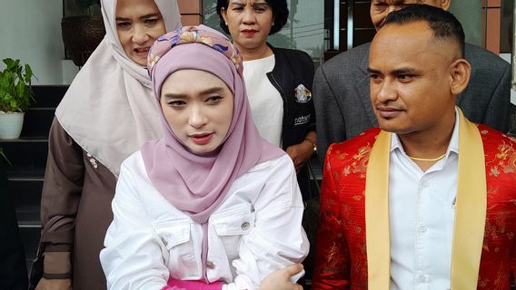 Datang ke Sidang Cerai, Inara Rusli Bawa Bukti Kunci Borgol