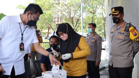 Polisi Gelar Tes Narkoba kepada Puluhan Supir Bus di Surabaya