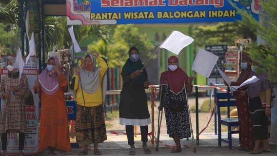 Pengelola Pantai Balongan Indramayu Kibarkan Bendera Putih