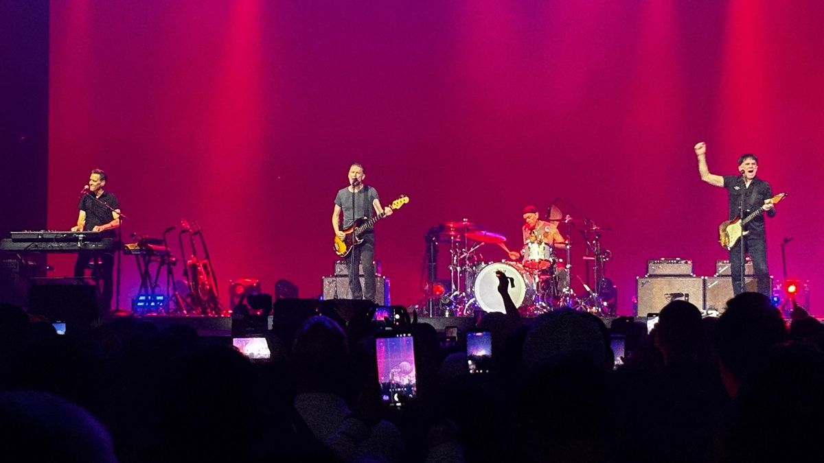 Bryan Adams Menyihir Penonton di Jakarta Jadi Paduan Suara Massal