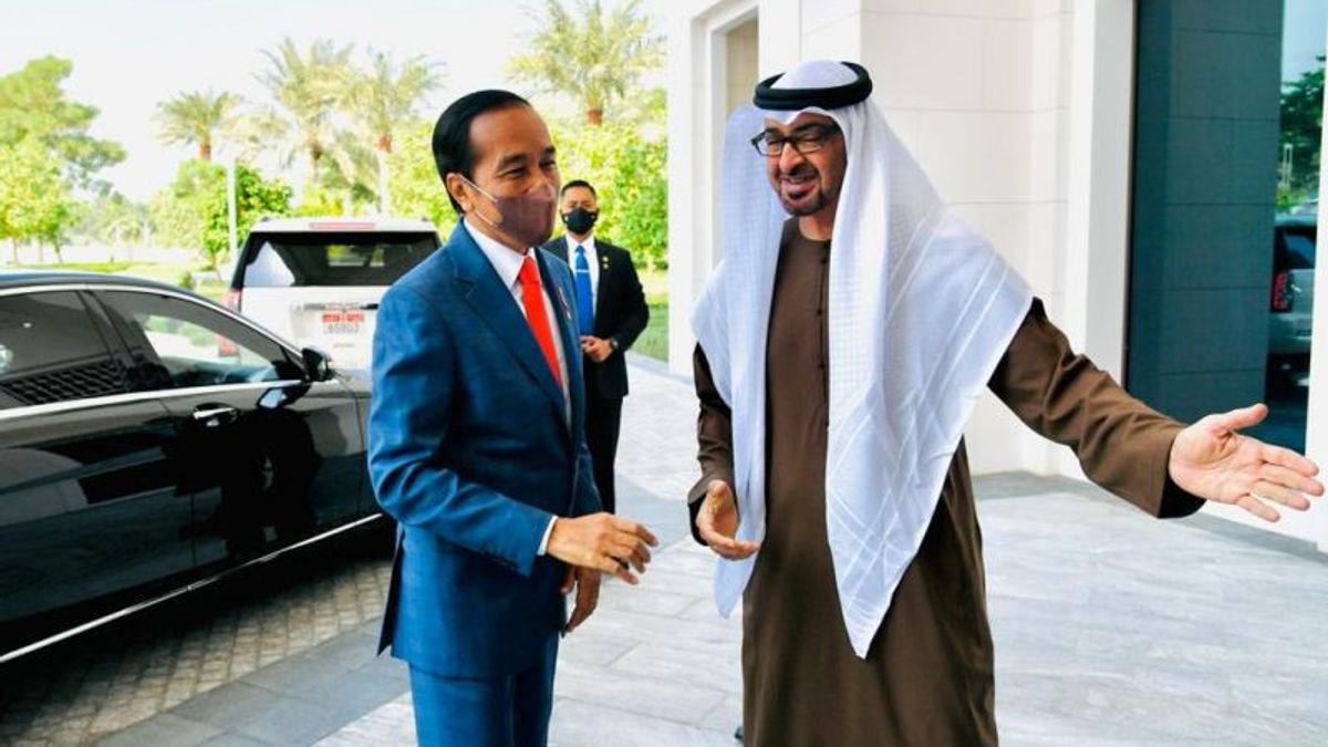 Presiden Jokowi Disambut Hangat Putra Mahkota Abu Dhabi Saat Tiba di Istana Al-Shatie