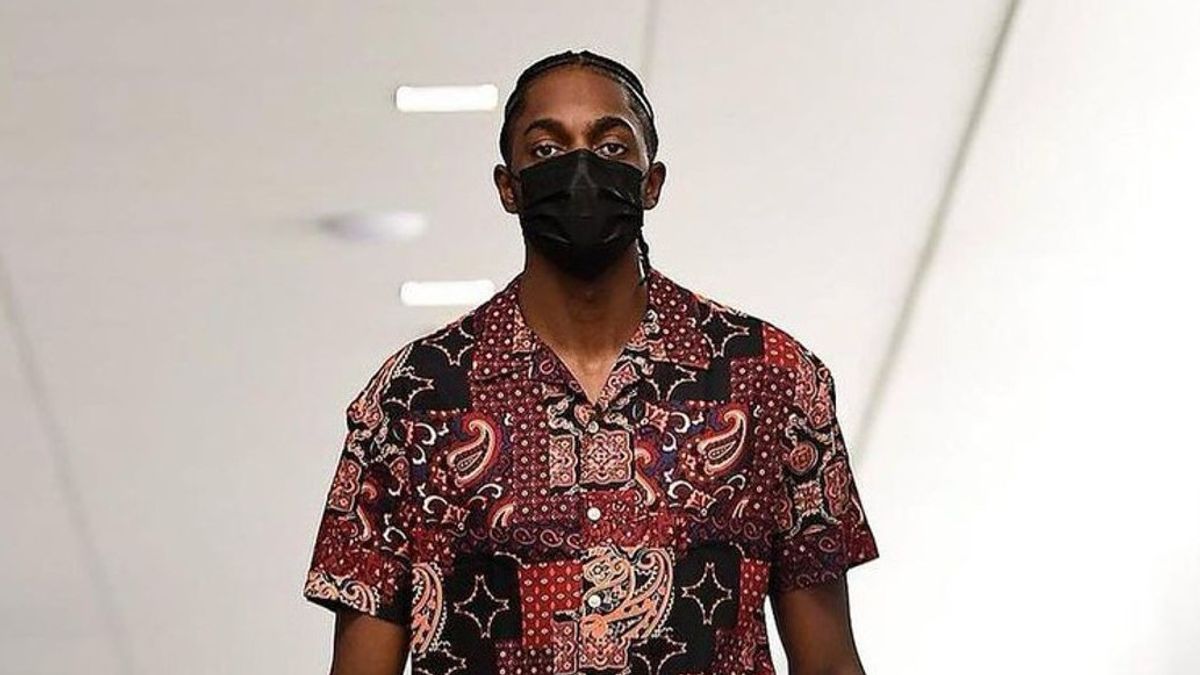 Pebasket Justin Holiday Pesan Batik dari Blitar untuk Dijadikan Merchandise NBA Fashion Hits 