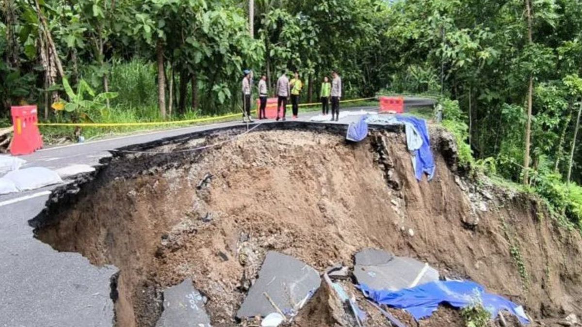 Pemda DIY Perbaiki Jalan Longsor Akses Sentolo-Nanggulan Kulon Progo Mulai Februari