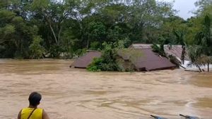 rénage : Une inondation au-dessus du toit d'une maison à Berau Kaltim, des centaines de résidents évacués