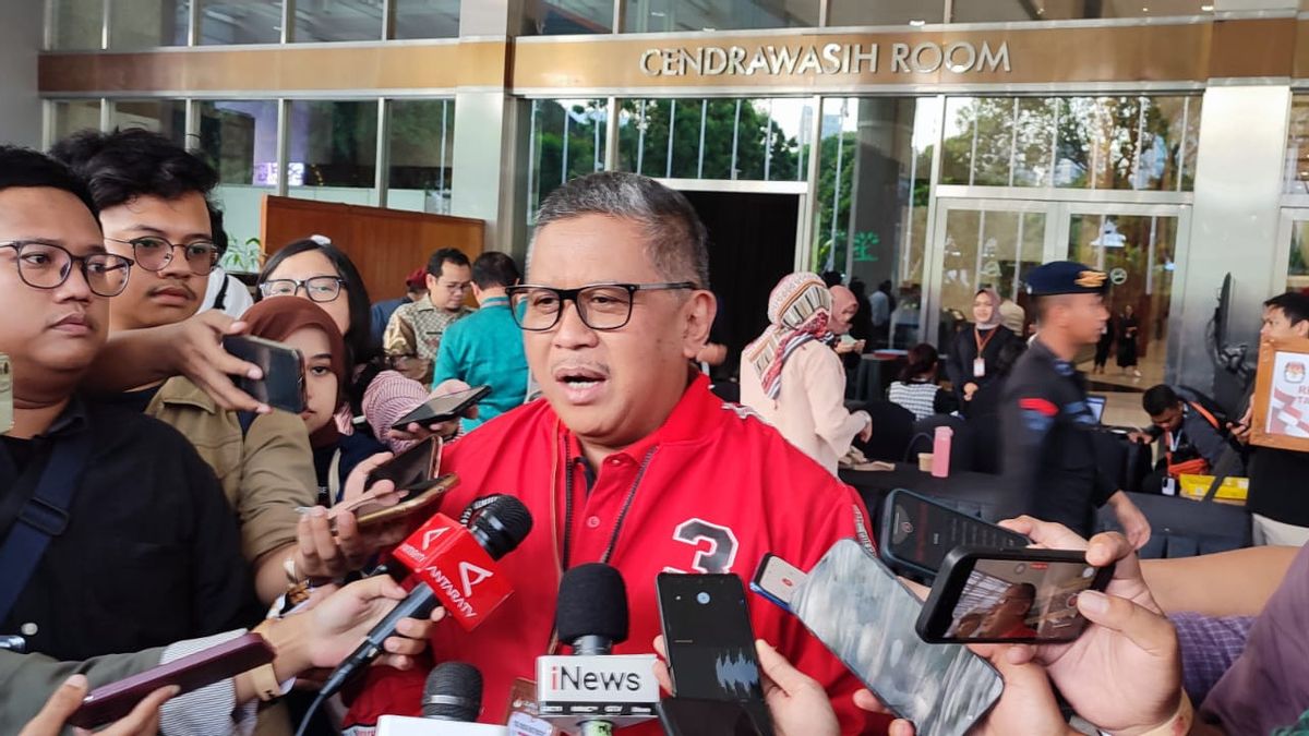Contrairement aux émotions de Prabowo lors du premier débat, Hasto Yakin Le personnage de Mahfud est plus jeune quilik