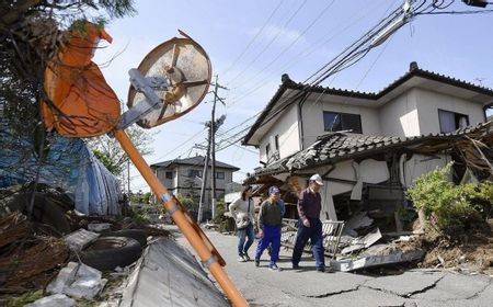 Di tengah Cuaca Dingin dan Hujan Lebat, Tim Penyelamat Berpacu dengan Waktu Evakuasi Korban Gempa Jepang