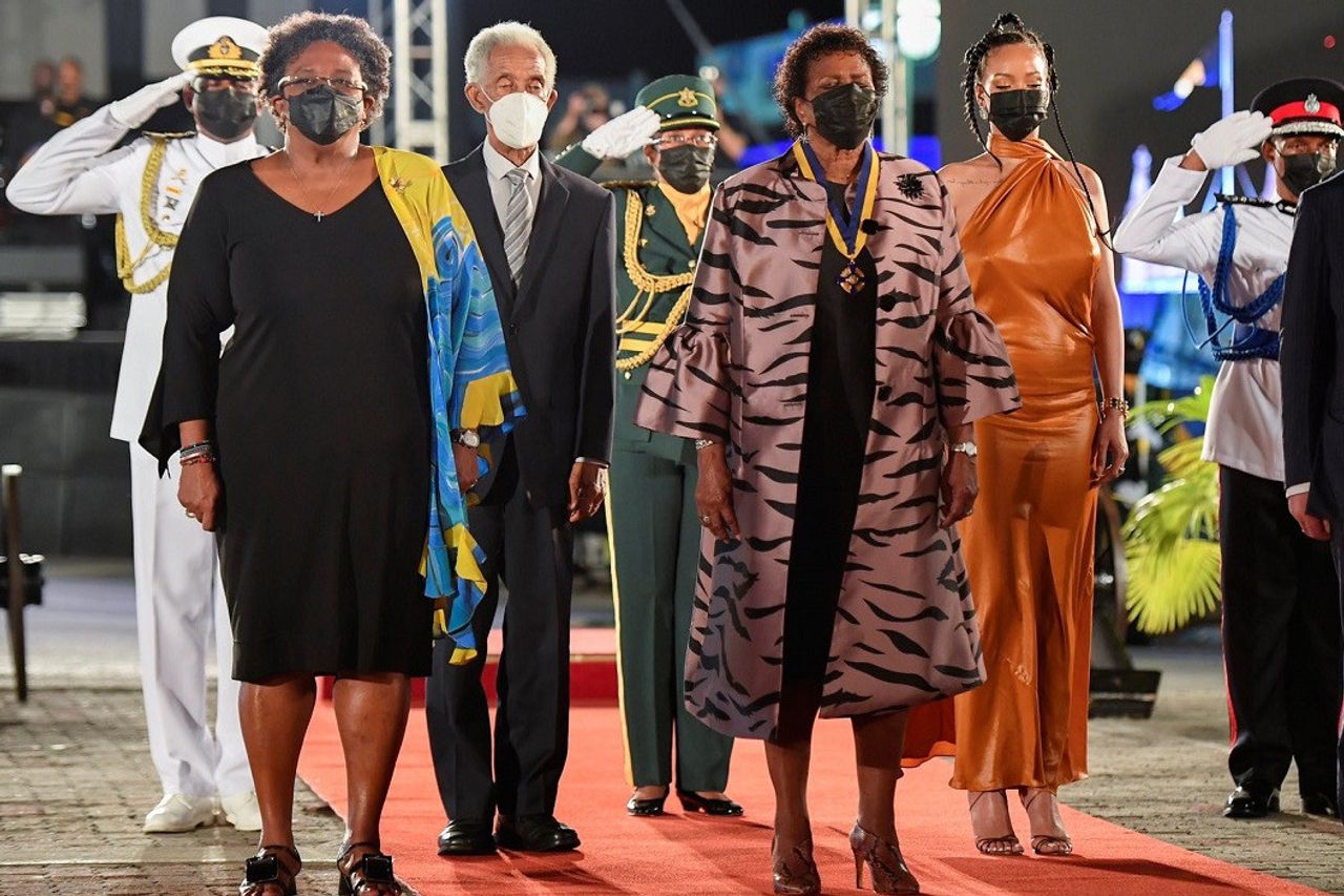 正式にそう共和国:バルバドスはチャールズ皇太子に敬意を表し、リアーナを国民的英雄に戴冠