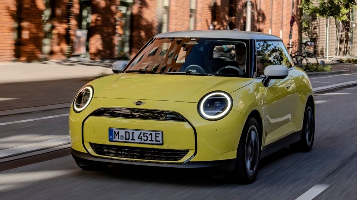 BMW Launches Mini Cooper E, Evidence Of Electric Vehicles Can Be Fun And Stylish