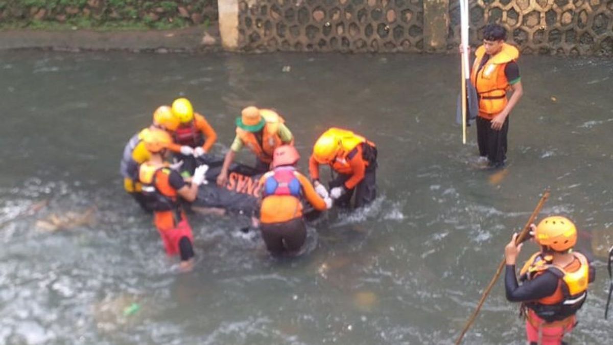 Two Hanyut Children In Mampang River: One Victim Found Dead, Others In Search