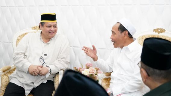 Dikunjungi Airlangga, Pengasuh Pesantren Zainul Hasan Genggong: Golkar Keluarga Besar Kami