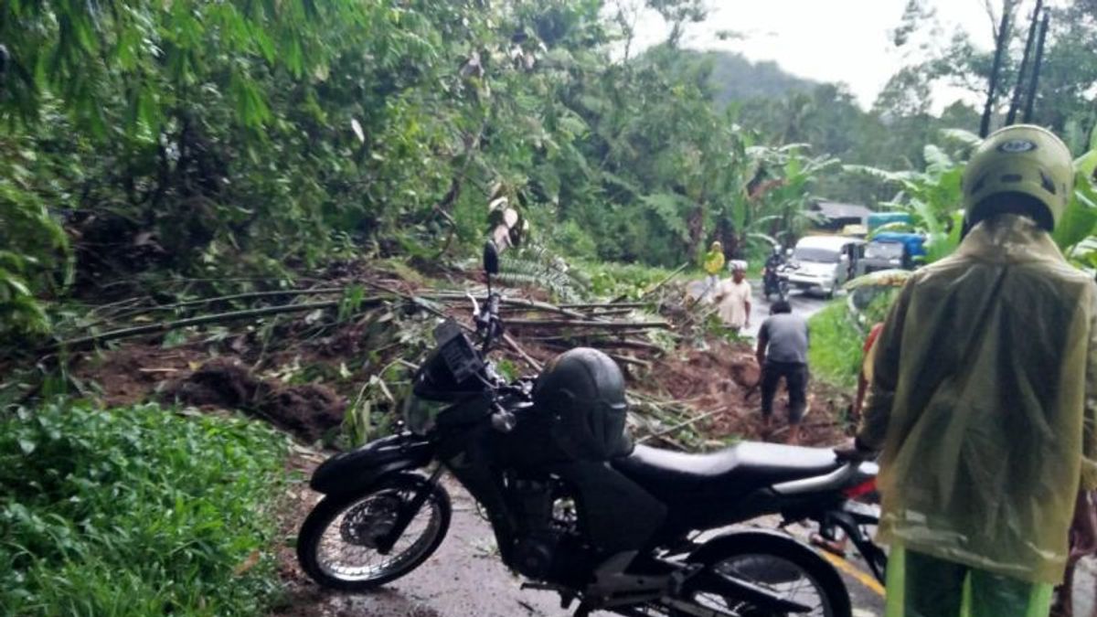 Had Stuck In The House, A West Sumatra Agam Resident Who Was Buried By A Landslide Was Found Dead