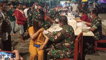 The TNI-Polri Vaccination Team Holds Vaccination Acceleration At Night At Jelojok Market
