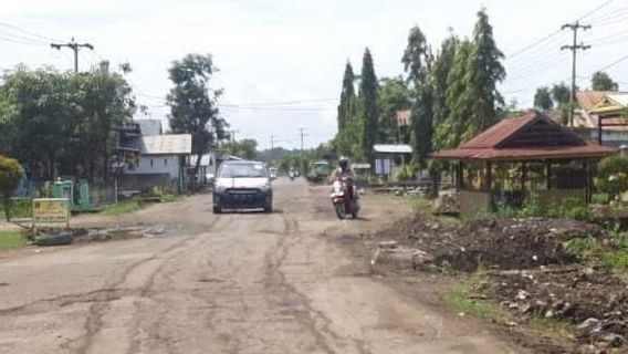 Soppeng Residents Complain About Damaged Roads Via Social Media, The Acting Governor Of South Sulawesi Promises To Repair Them
