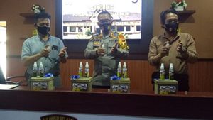 Kapolres Takalar Racik Miras Makassar Ballo Jadi <i>Hand Sanitizer</i>
