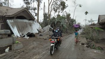 预计受塞梅鲁火山爆发影响的房屋被盗，警察例行巡逻