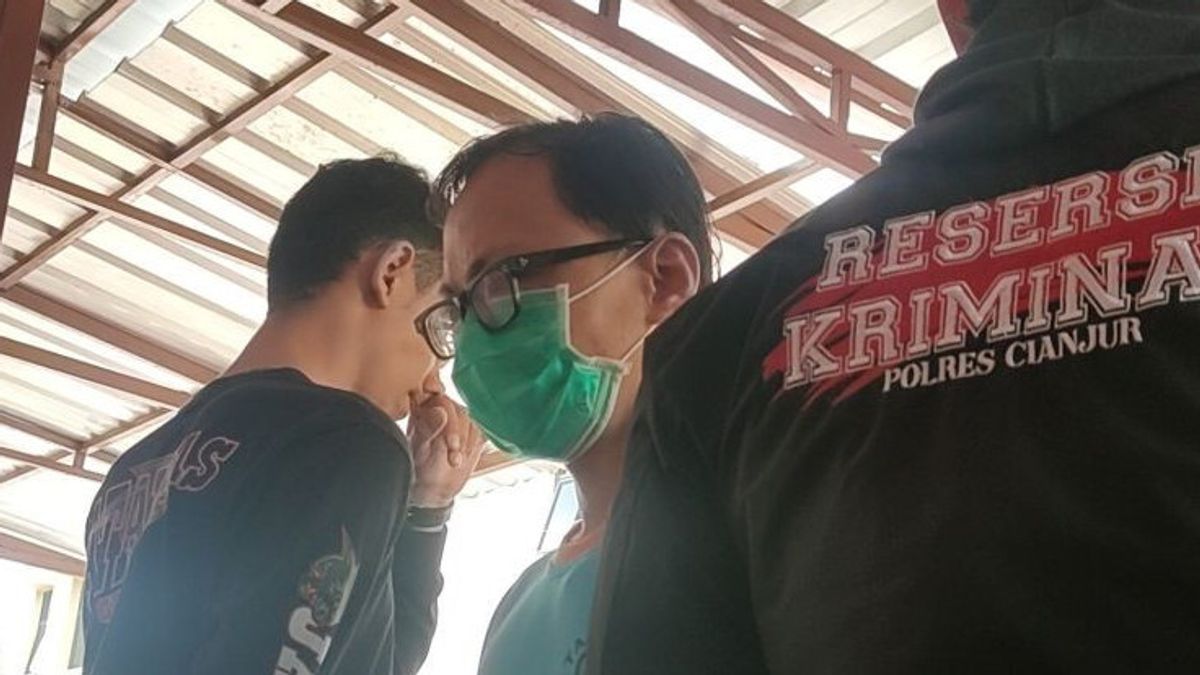 Raup Untung vendant un court-circuit link application buat un site judiciaire en ligne, un homme d’origine de Jakarta arrêté à Cianjur