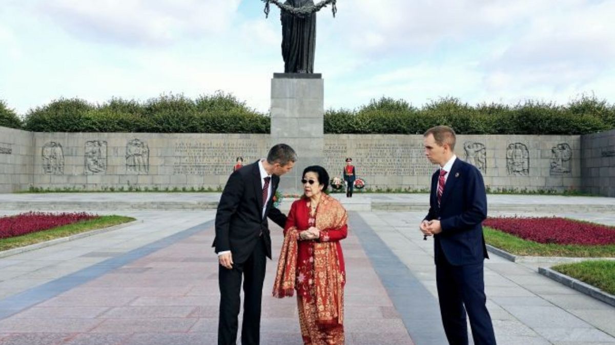 Megawati Visits The Tomb Of Leningrad Extortion Victims In Russia