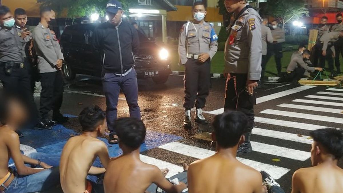 Polresta Padang Tangkap 5 Remaja Berencana Tawuran, 3 Sajam Mirip Parang Diamankan