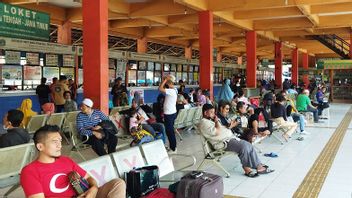 さまざまな地域から1,421人の乗客がカンプンランブータンターミナルでジャカルタに来て、5月7日に逆流サージが発生する可能性があります